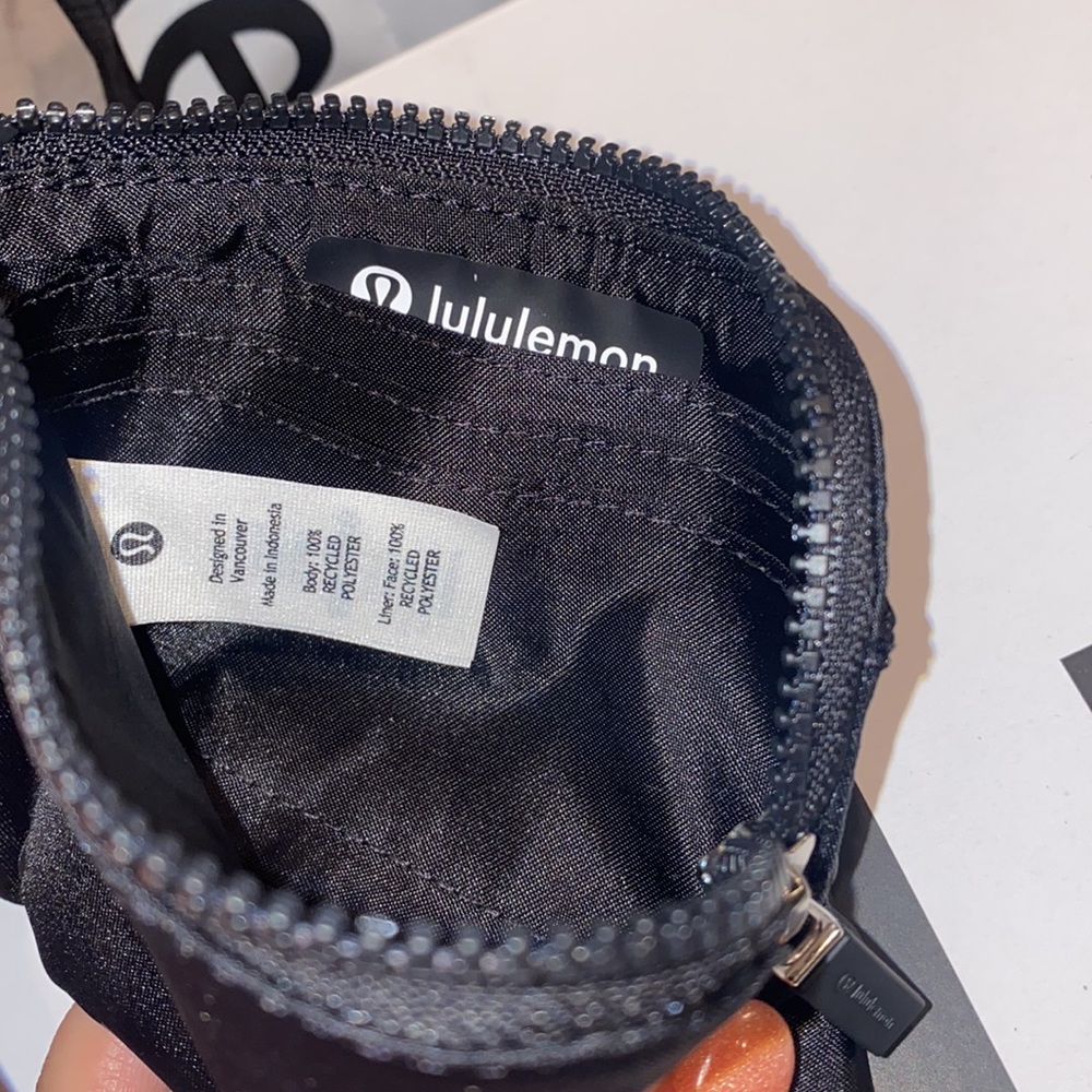 LULULEMON CLIPPABLE CARD POUCH - Picture 12 of 16